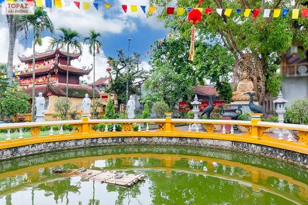 Khung cảnh yên bình tại chùa Dư Hàng