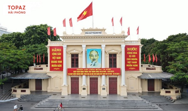 Nhà hát lớn thành phố Hải Phòng nằm tại địa chỉ số 28 Trần Hưng Đạo, phường Hoàng Văn Thụ, quận Hồng Bàng