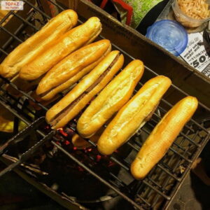 Quán bánh mì que Hải Phòng chợ Cột Đèn không bán bánh nhỏ như các nơi khác, mà chủ yếu là bánh mì to hơn