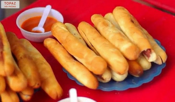 Bánh mì que Hải Phòng tại Tí Tẹo có kích thước chỉ bằng 2 ngón tay và dài chưa tới một gang tay