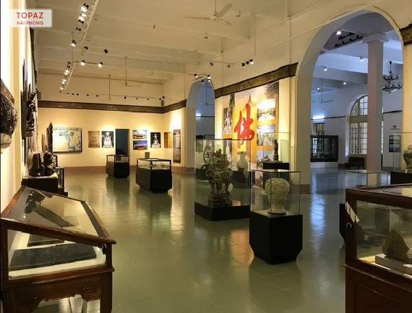 Du khách có thể chiêm ngưỡng đa dạng hiện vật tại khu trưng bày đồ gốm sứ của bảo tàng