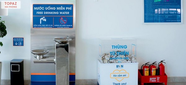 Hành khách tại bến xe Vĩnh Niệm có thể sử dụng nước uống miễn phí