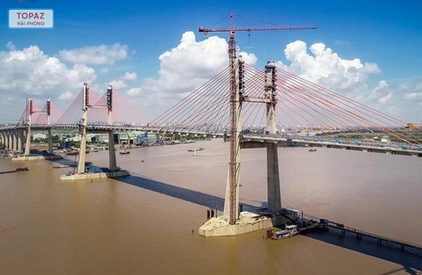 Hơn 600 công nhân và kỹ sư đã làm việc không ngừng nghỉ để đảm bảo tiến độ hoàn thành của cây cầu