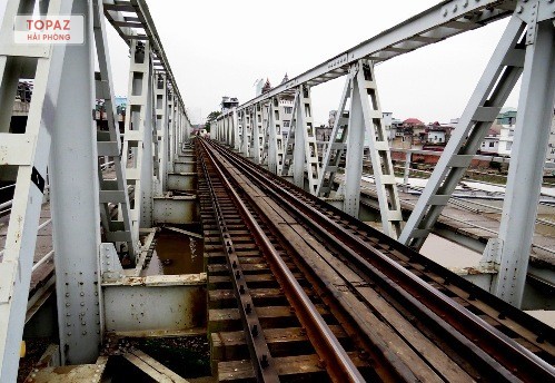 Cầu được người Pháp xây dựng năm 1901 nhằm kết nối tuyến đường sắt từ Hải Phòng đi Hà Nội, Lào Cai và sang Vân Nam (Trung Quốc)