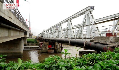 năm 2013 Hải Phòng cho xây dựng cây cầu bê tông dự ứng lực song song với cầu Quay