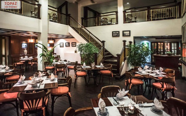 Không gian của nhà hàng Nam Phương được thiết kế đẹp mắt, ấm cúng và đậm chất Việt Nam thời xưa.