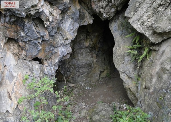 Núi Voi sở hữu nhiều hang động hoang sơ lâu đời