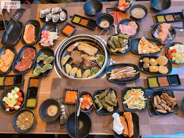 Thực đơn tại đây rất đa dạng với tất cả các món ăn mang phong cách từ Nhật Bản đến Hàn Quốc