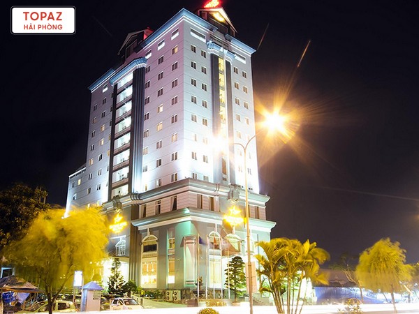 Với vị trí trung tâm, khách sạn 5 sao Hải Phòng này gần nhiều cửa hàng, nhà hàng, quán cà phê và các điểm tham quan nổi tiếng