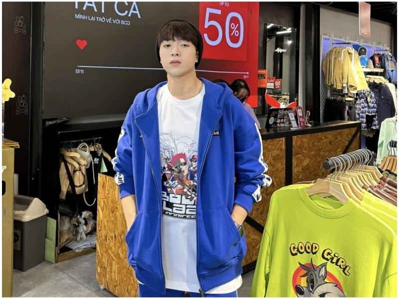 Boo nổi bật với áo thun graphic, hoodie hình độc lạ, quần thể thao 