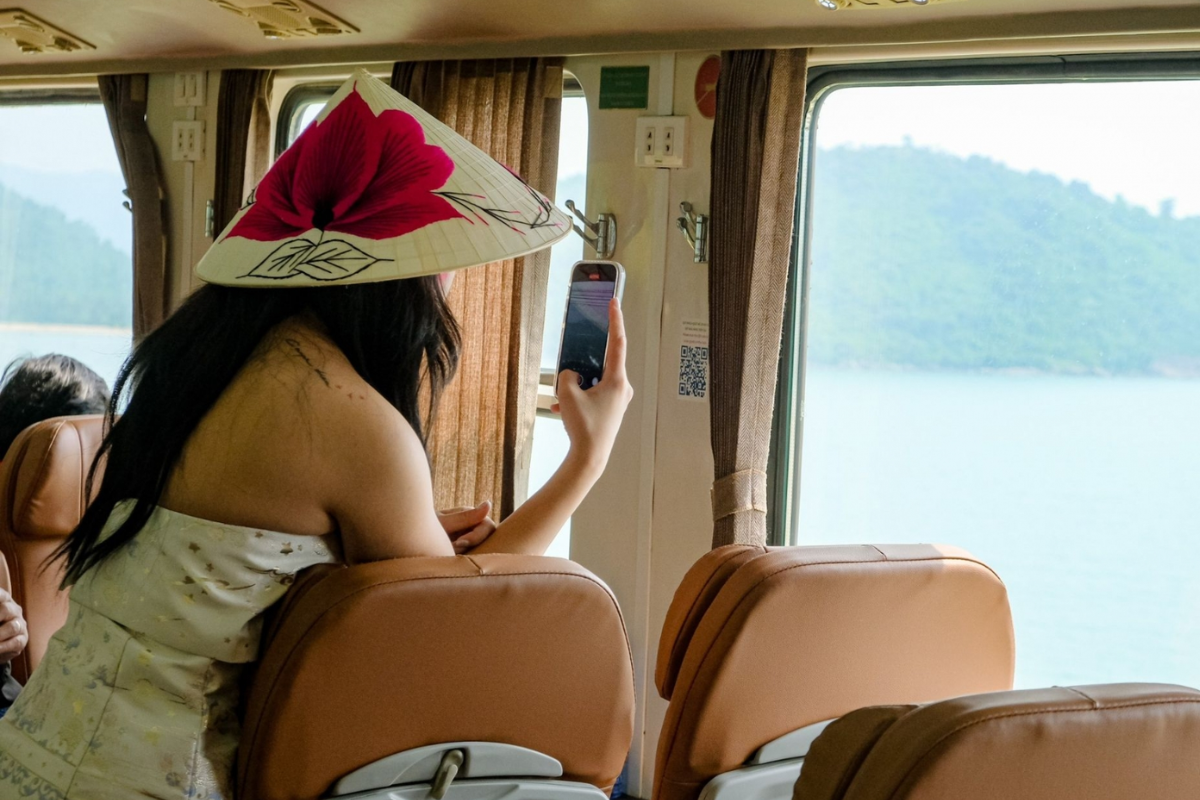 Khung cửa sổ toa tàu